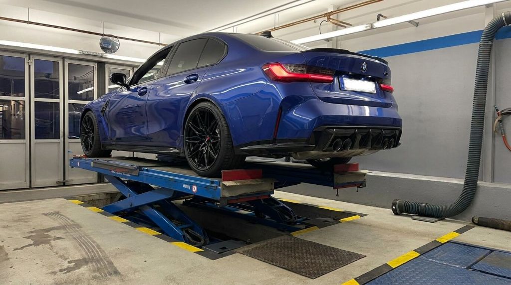 Fachgerechte Montage von Japan Racing Felgen auf der Achsvermessungsbühne bei Exclusive Carparts Berlin