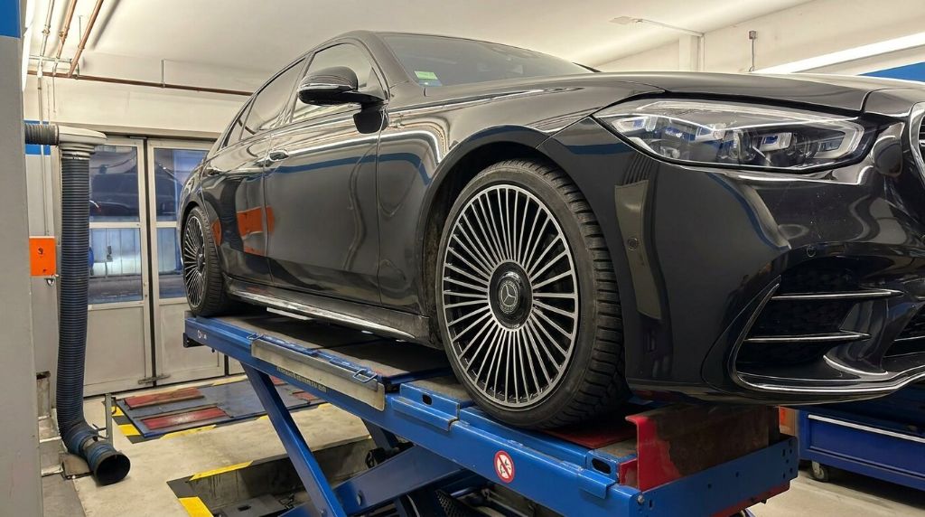 Fachgerechte Montage von La Chanti Felgen auf der Achsvermessung bei Exclusive Carparts Berlin